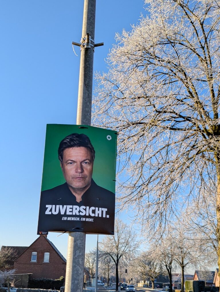 Die ersten Plakate zur Bundestagswahl hängen