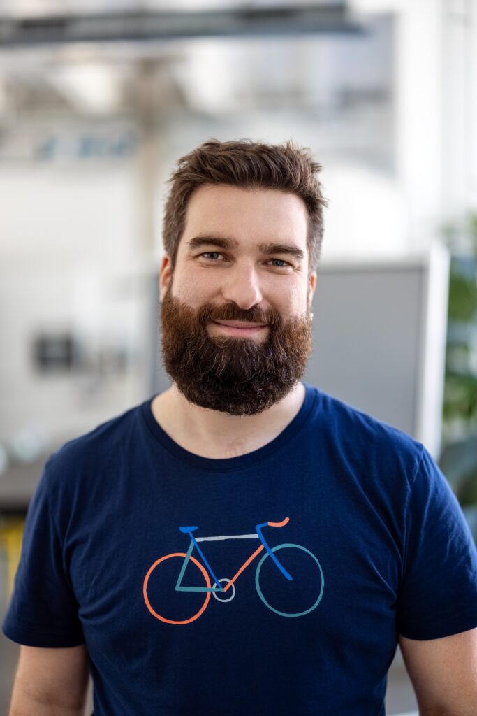 Ein Bärtiger Mann mit Fahrrad Shirt